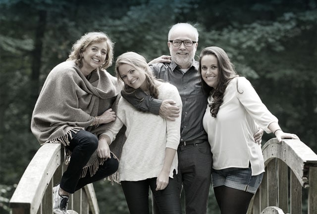 Photo d'une famille sur un pont