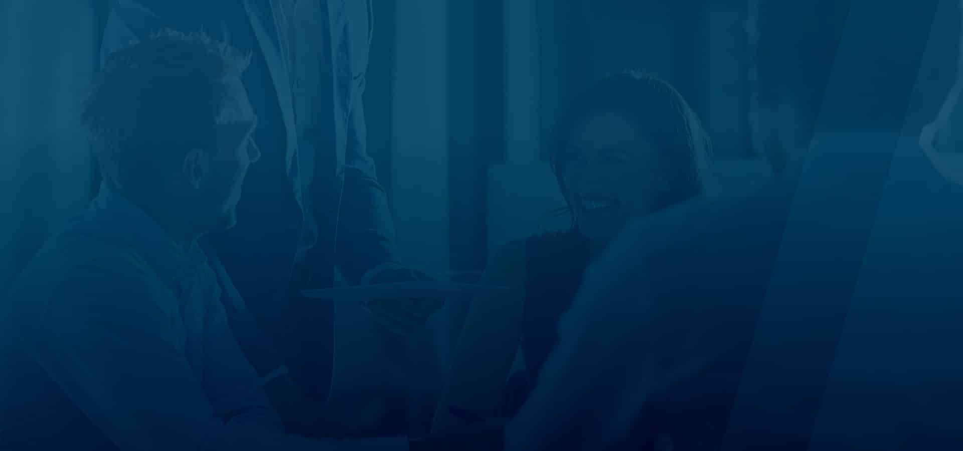 Fond dégrade de bleu foncé avec un groupe de personnes travaillant en arrière plan.